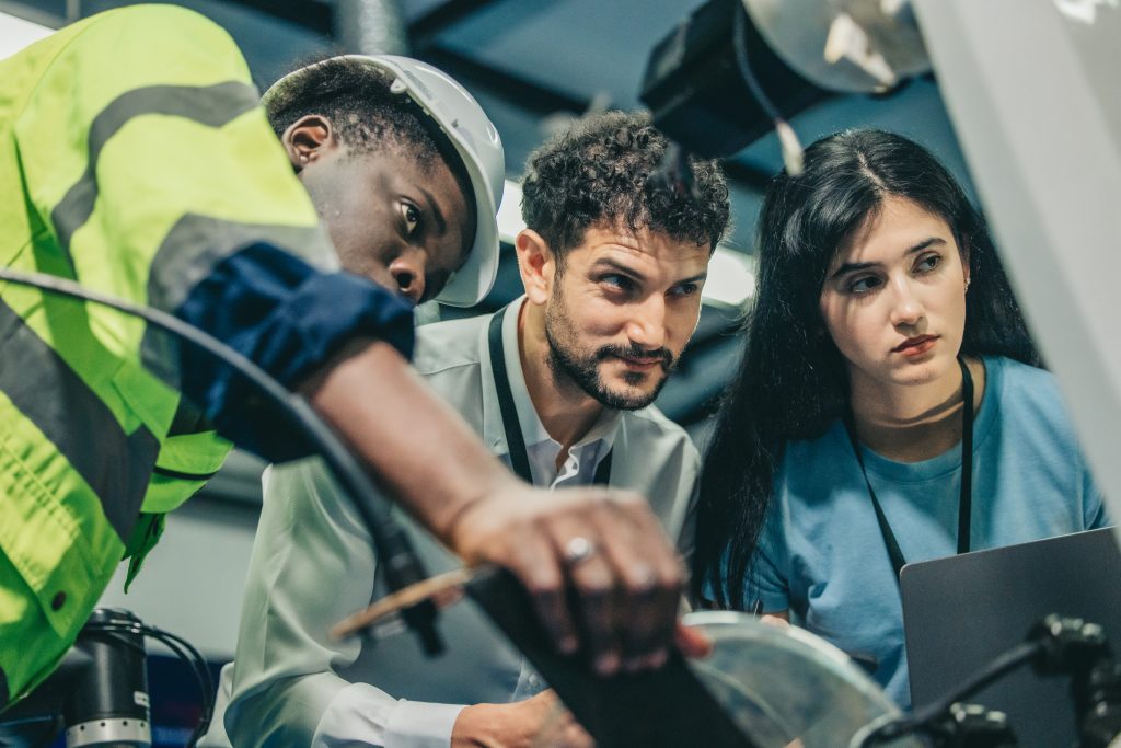 Roboteringenieur und funktionale Teams arbeiten zusammen, um die Leistung von Software und computer-gesteuerten Maschinenwerkzeugen zu überwachen. Fehlerbehebung, Aktualisierung des bestehenden Programms, um es effizienter zu machen.